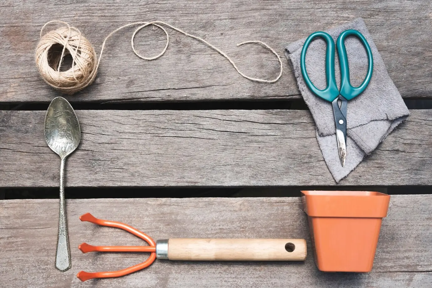 Draufsicht auf Gartenwerkzeuge